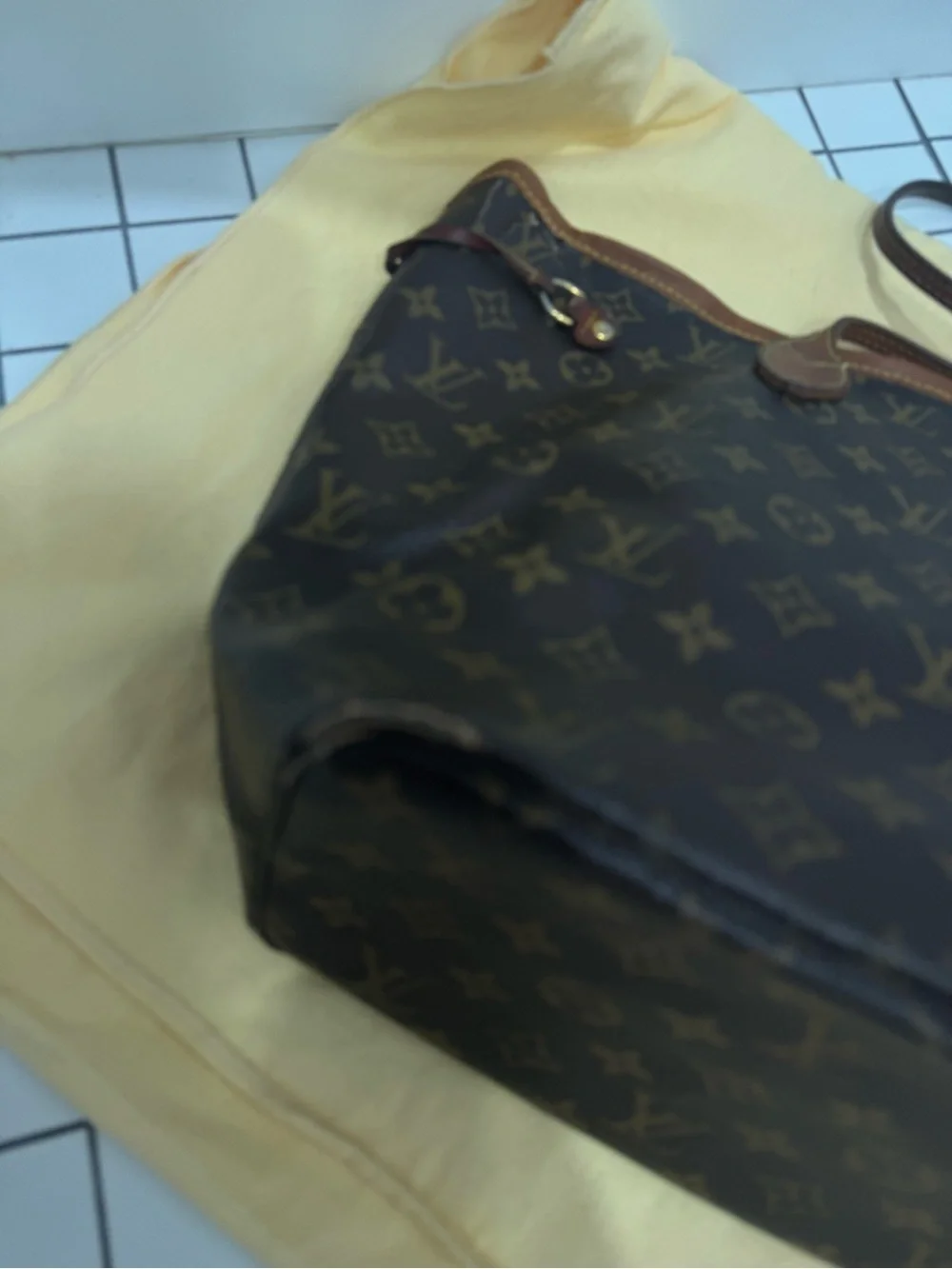 Louis Vuitton Never Full.